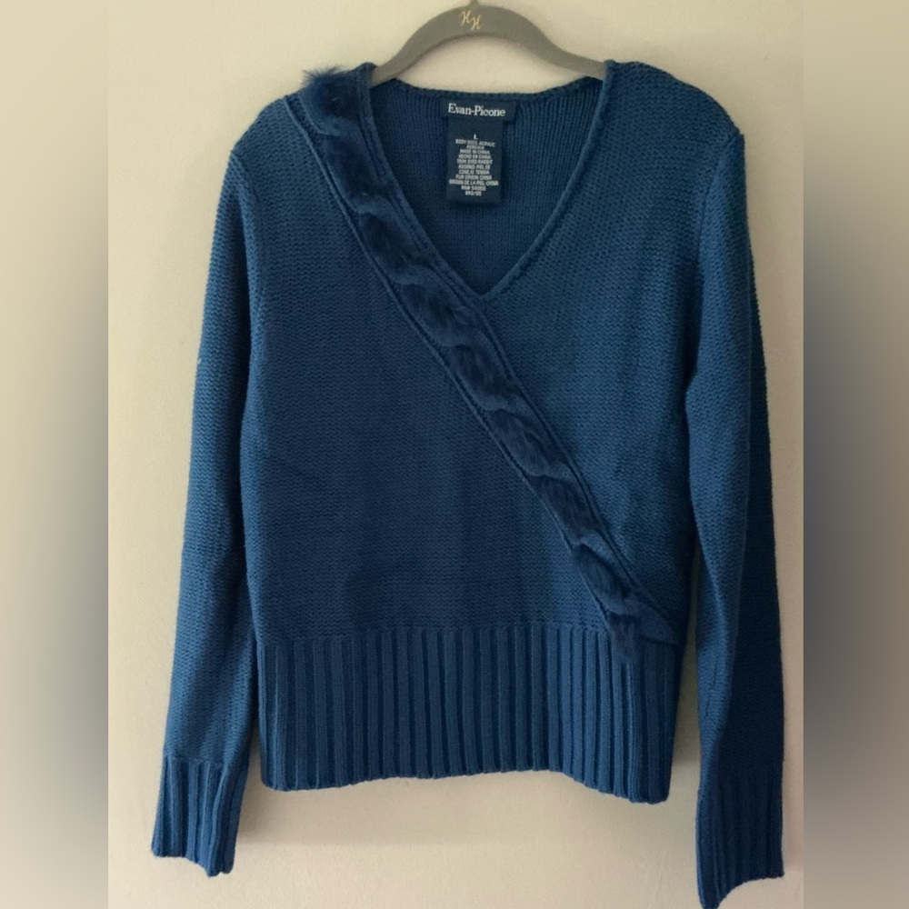Blue v-neck knit sweater featuring a decorative faux fur trim detail🌻
